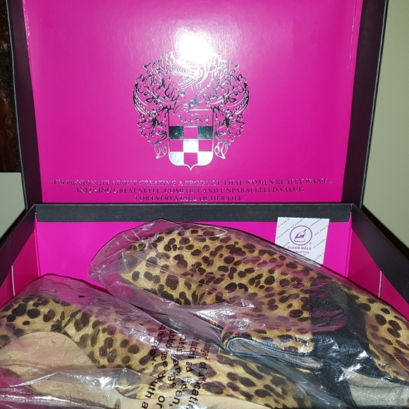 Vince Camuto Bailey Ankle Boots - Picture 7 of 7